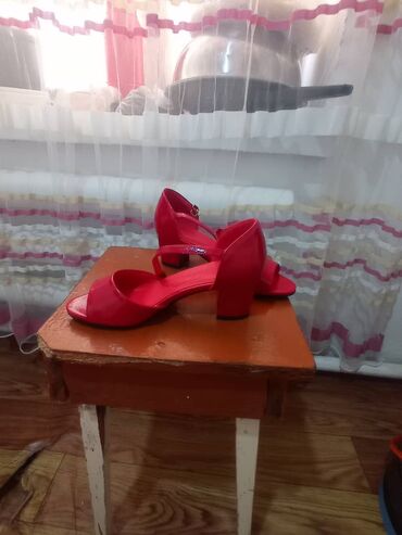 белорусская обувь: Новый босоножки 900сом