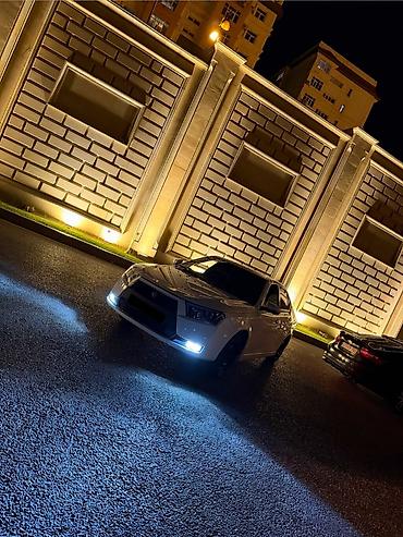 led guzgu: Ağ rəngli sedan – fərdi tüninqli eksteryer və LED işıq paketi — 2