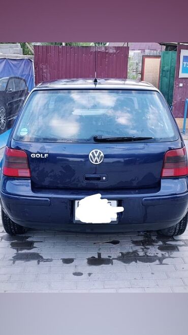 машина гольв: Автомобиль Volkswagen Golf в темно-синем цвете, представленный в