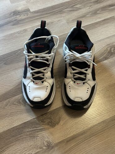 41 размер: Ağ, qara və qırmızı rənglərdə olan Nike Air Monarch krossovka cütü. Bu