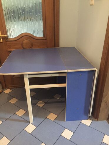 стол с табуреткой: Кухонный Стол, цвет - Голубой, Б/у