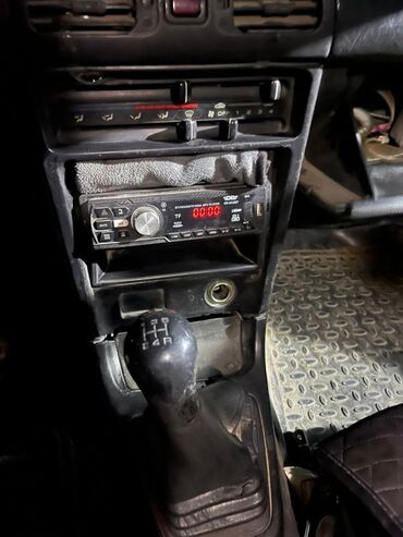 Mazda: Mazda 323: 1989 г., 1.6 л, Механика, Бензин, Седан — 3