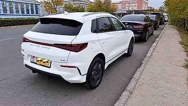 мф 70: BYD E2: 2023 г., Электромобиль, Хэтчбэк — 3
