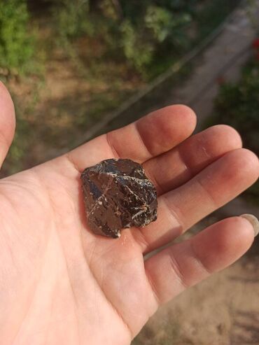 Digər kolleksiyalar: Təbii Obsidian daşı. Tamamilə təbii, emal olunmamış parlaq qara — 14