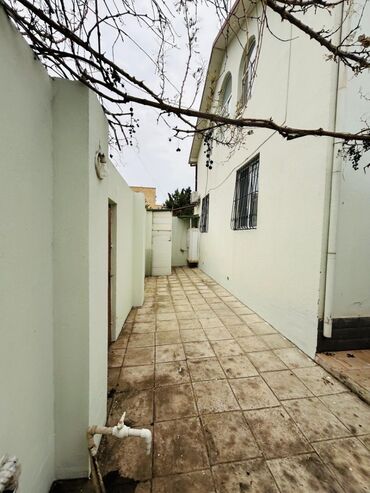 Həyət evləri və villaların satışı: Satılır: həyətli iki mərtəbəli fərdi ev Ünvan təsviri: Şəhər daxili — 7