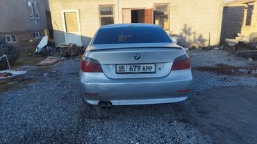 дополнительное освещение на авто: Элегантный серебристый седан BMW, оснащенный характерными фарами и