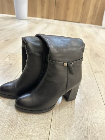 срочно продаю в связи с переездом: Женские высокие кожаные сапоги на каблуке. Итальянские сапоги -