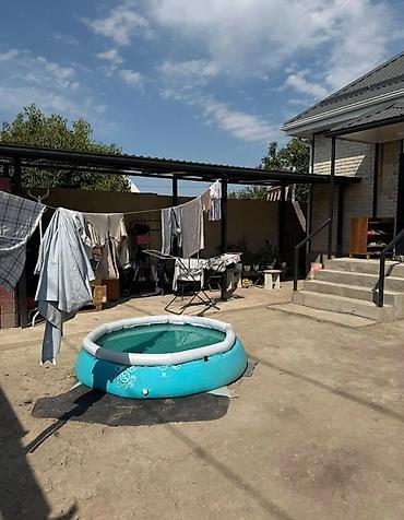 Продажа коттеджей и домов: 🏡 ПРОДАЁТСЯ ДОМ 📍 Район: Ак-Босого 📐 Площадь: 90 м² 🛏 Комнат: 3 🌿 — 5