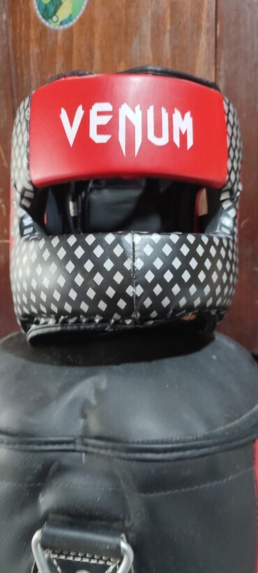 продаю дорожный чемодан: Шлем перчатки. хорошое качество. Могу отдельно продать. Только