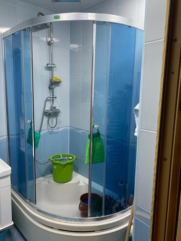 usden cixm dam ortuyu: Dus kabina 90×90. Butun duşu kranti ustunde verilir.hec bir problemi