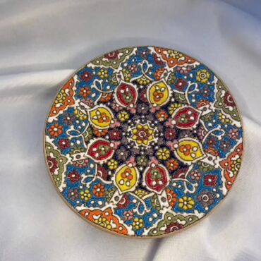 Digər ev dekoru: Zərif naxışlı və parlaq rəngli mina qapaqlı qab. Bu qab mürəkkəb — 3
