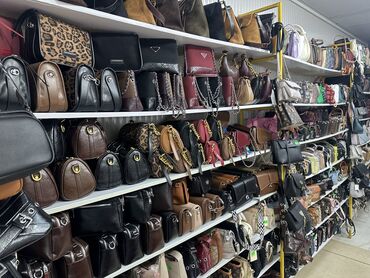 продаю комерческое помещение: Продаю бутик 1этаж с товаром сумки 👜 можно продавать ювелирные издели