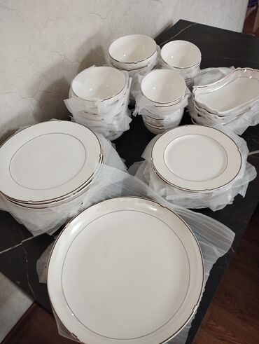 тарелки белые: Пиала - 12, Кесе - 12, Тарелки для подачи -12, большие Тарелки - 12