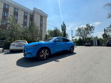 byd машина электромобиль: Электрический кроссовер Ford Mustang Mach-E в ярко-синем цвете. Модель