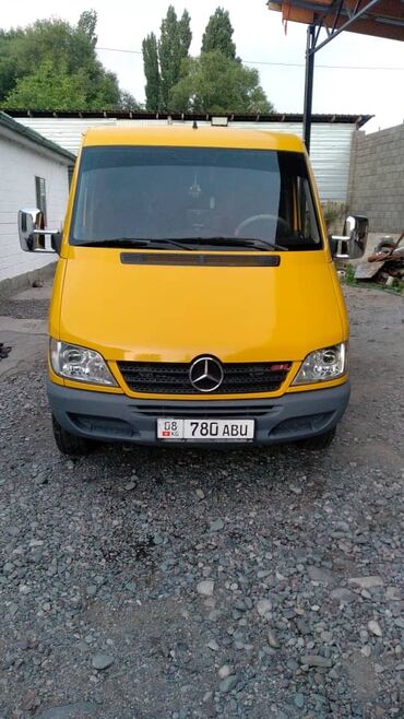 Mercedes-Benz: Желтый микроавтобус Mercedes-Benz Sprinter. Подходит для перевозки