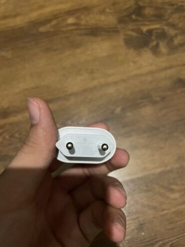 Адаптеры: Беспроводное зарядное устройство Apple, 20 Вт
