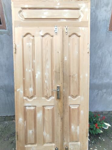 taxta arakəsmə: Taxta giriş/qonaq otağı qapısı - Material: təbii ağac (kütləvi)