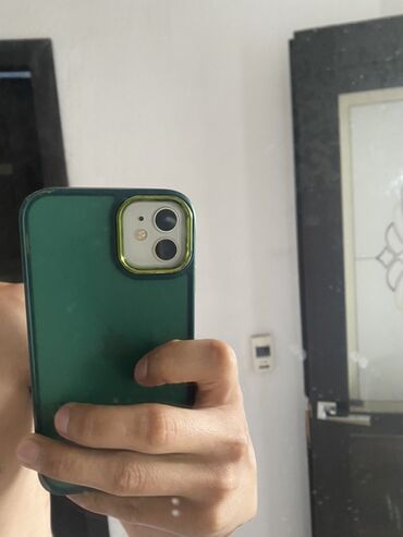 чехол nothing phone: Продается iPhone в зеленом чехле с золотистой окантовкой вокруг