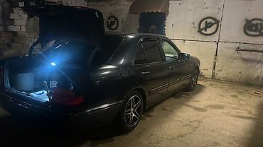 Mercedes-Benz: Mercedes-Benz E-Class: 3.2 l | 1995 il Sedan — 8