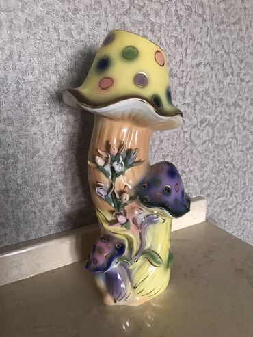 Вазы: Продаю красивую фарфоровую вазу высота 34 см