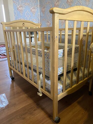Балдар дүйнөсү: Манеж керебет, Колдонулган, Бүктөө, Жыгач