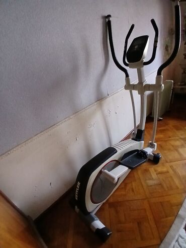 Kettler markalı elliptik trainer, evdə məşqlər üçün uyğundur. Bu