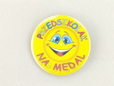 Okrągła odznaka "Przedszkolak na medal" z agrafką z tyłu. Używana, ale