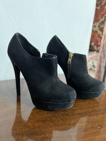 черные замшевые ботильоны: Ботильоны, замша
Размер 38
Шпилька 12 см