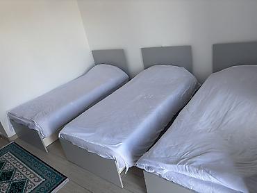 studio apartment: Комната с 3 односпальными кроватями и отдельным санузлом - Формат — 1
