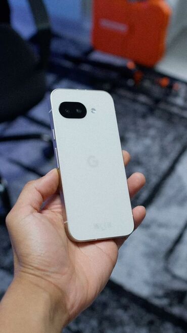 купить маленький телефон: Смартфон Google Pixel 9а в белом или серебристом корпусе с матовым