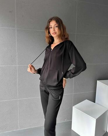 Gornji i donji deo: Komplet trenerka S M L XL 2XL Cena 3300 din — 10