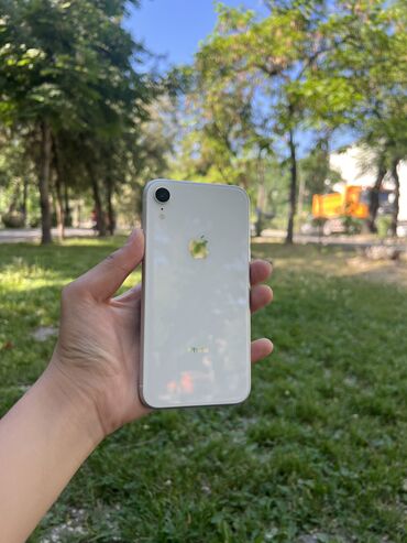 Apple iPhone: IPhone Xr, Б/у, 128 ГБ, Белый, Защитное стекло, Чехол, 77 %