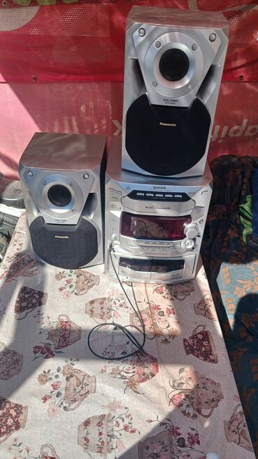 Musiqi mərkəzləri: Panasonic CD Stereo System. Gümüşü rəngdədir. 5 CD dəyişdiricisi