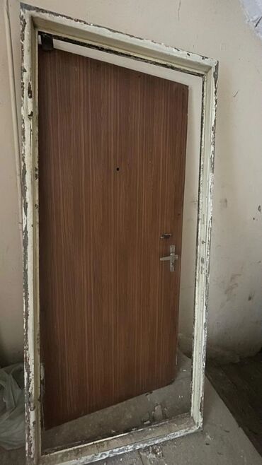 Furnitura və aksessuarlar: Giriş qapısı komplekt - Material: metal karkaslı qapı yarpağı, taxta