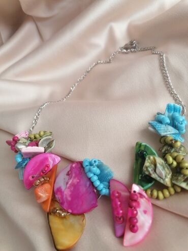 bluza sa perjem: Unikatna ogrlica napravljena od sedefa i staklenih perli