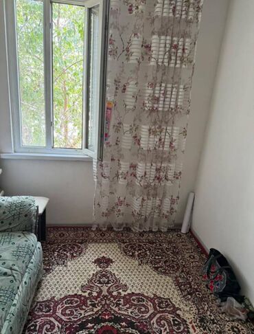 сдаётся квартира рядом рынок дордой: 1 бөлмө, 12 кв. м, Жатакана жана мейманкана түрүндө, 2 кабат, Косметикалык ремонт