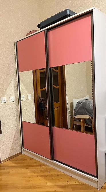 balaca dolab: Güzgülü sürgülü qapılı şkaf Şəkildə yan tərəfdə görünən kiçik — 3