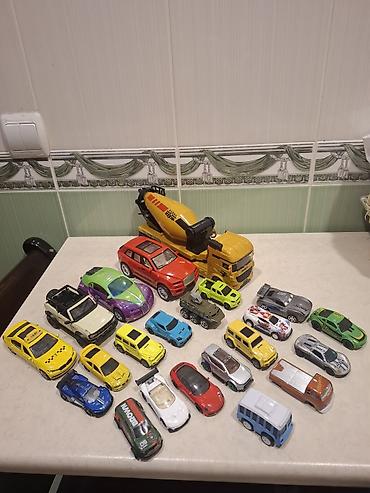 hot wheels oyuncaq dəsti: 5 bőyűk 17 kiçik maşın əla vəziyyətdə .Hamısı birlikdə 10 manat — 2