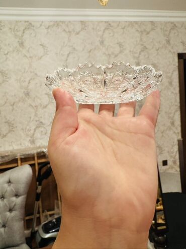 Külqabılar: Dörd ədəd "TOM Bohemia Crystal" markalı kristal qab dəsti. Hər qabın — 8