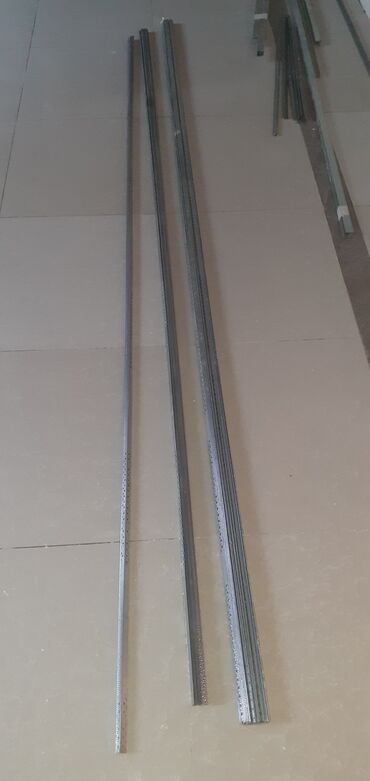 işlenmiş demir qapı: 1.Islenib amma yaxsi veziyyetdedi. 13ede lapatqa bir ededi 7azn (qalin