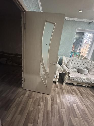 тошоки бу: Межкомнатная дверь, Б/у, Со стеклом, Одностворчатая, Деревянная, Распашная, цвет - Бежевый — 4