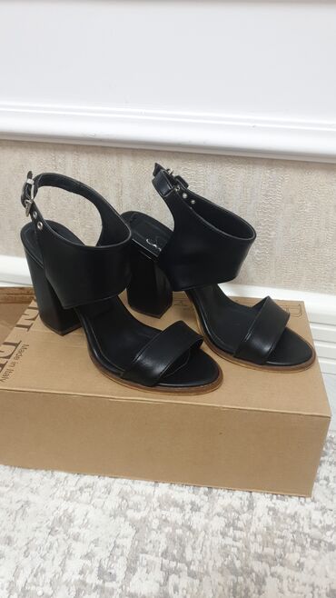 женские сандали adidas adilette: Ölçü: 37, rəng - Qara, İşlənmiş