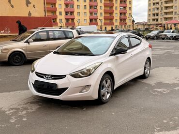 Hyundai: Hyundai Elantra sedan, ağ rəng, 5 yerlik, şəhər və tras üçün əlverişli — 5