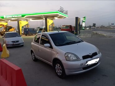 тоята вич: Серебристый хэтчбек Toyota Vitz с пятью дверями и правым рулем