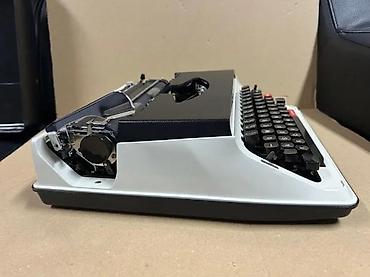 Stari uređaji: Hermes 550 – prenosna mehanička pisaća mašina - Model: Hermes 550 — 6