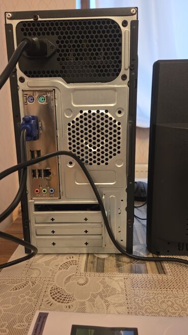 Masaüstü kompüterlər və iş stansiyaları: Komputer seti – masaüstü sistem bloku, 19" monitor və klaviatura/siçan — 1