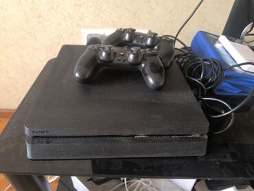 PS4 (Sony PlayStation 4): PS4 slim, в комплекте два джойстика и 4 диска!
