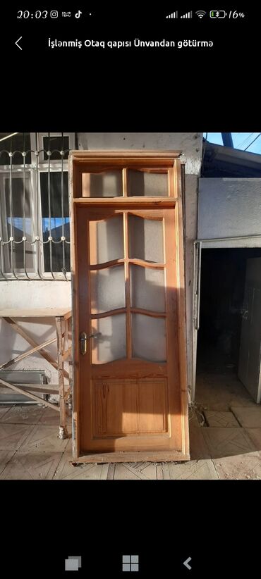Otaq bitkiləri: Şüşə panelləri olan taxta otaq qapısı. Qapı müxtəlif ölçülü altı şüşə