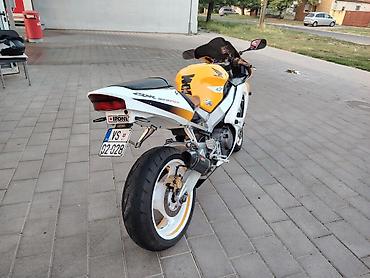 vw polo 1.4 benzin tehnicke karakteristike: Honda CBR929rr – sportski motocikl sa full oklopom u žuto-beloj — 7