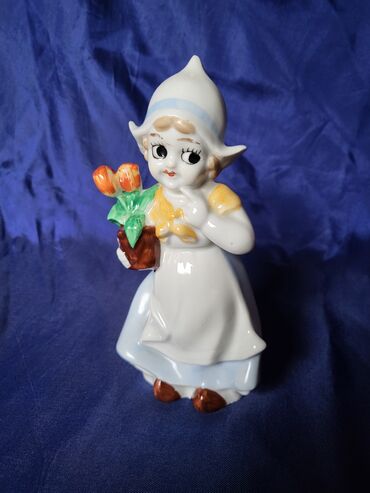 Ostali kućni dekor: Figura nova,vintaz,holandjanka sa lalama porcelanska. Nova — 1